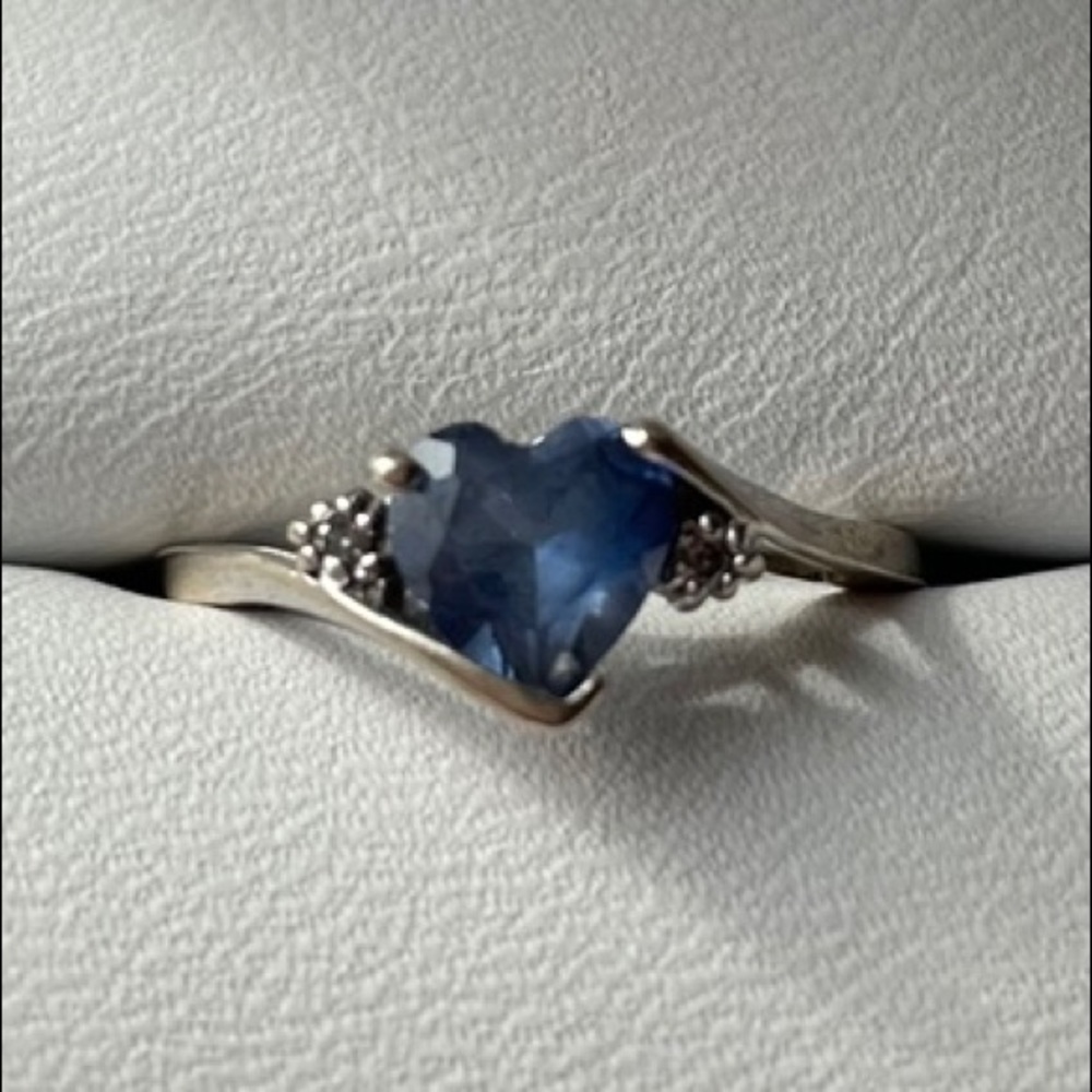 10K SR White Gold Sapphire Heart Ring